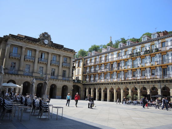 Hier, auf dem Plaza de la Constitucion genehmigen wir uns schließlich noch eine Kaffeepause mit einem Teller feiner Pintxos
