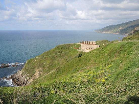 Die Reste einer ehemaligen Erzmine samt Verlade-Seilbahn auf Schiffe