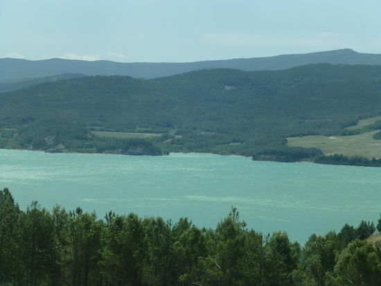 Gletscherblaues Wasser des Yesa-Stausees. Einer der größten Trinkwasserspeicher Nordspaniens