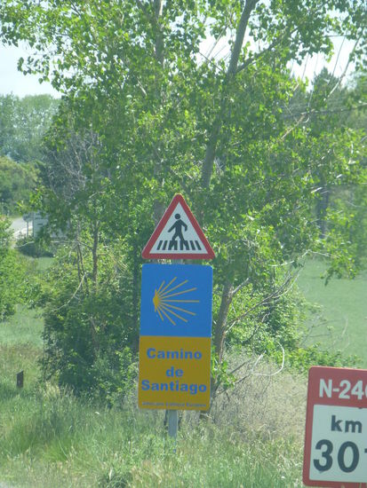 Auch den Jakobsweg kreuzen wir hier mehrmals. Kaum zu glauben, welche Völkerwanderungen hier unterwegs sind 