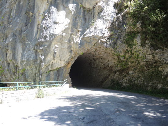 Felstunnel, Haarnadelkurven, überhängende Vorsprünge: diese Straße ist wirklich ein Erlebnis