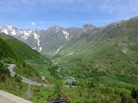 Kurvig und steil geht es hinunter ins Tal - eine Herausforderung für meinen Gespannfahrer.