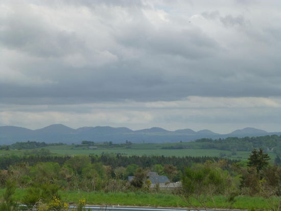 Leider trüben aufziehende Wolken etwas den Blick auf die Vulkanberge der Auvergne