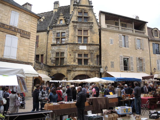 Markttag in Sarlat. 
Während der Krämermarkt eher so-lá-lá ist, gibt's auf dem Lebensmittelmarkt allerhand Spezereien zu entdecken und probieren