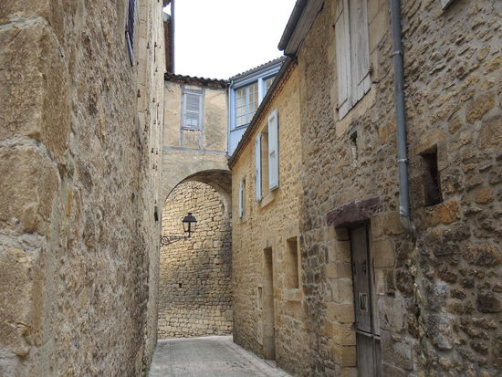 Nur wenige Schritte abseits ist es in den mittelalterlichen Gassen der Stadt eher ruhig. Sarlat diente schon häufiger als Kulisse für Mantel-und-Degen-Filme