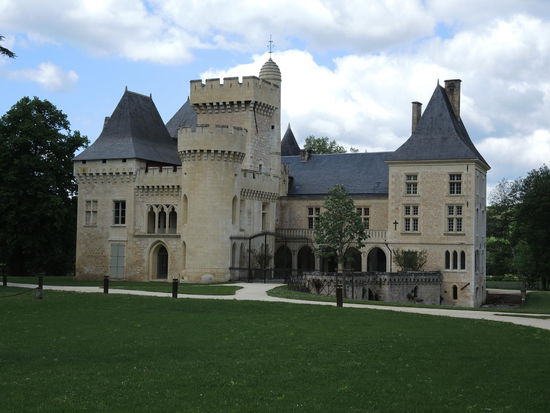 Auf dem Weg ins Tal der Dordogne folgt ein Vorzeigedorf dem anderen und Châteaus gibt es in allen Varianten