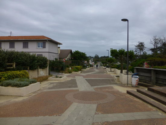 Die wie ausgestorben wirkende Strandpromenade von Moliets-Plage