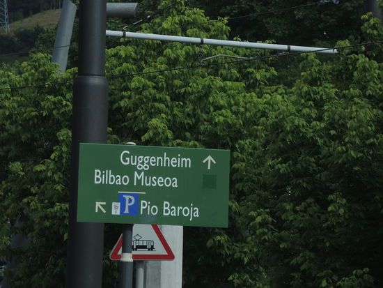 Die etwas spärliche Beschilderung zum Highlight Bilbaos kann man schon übersehen
