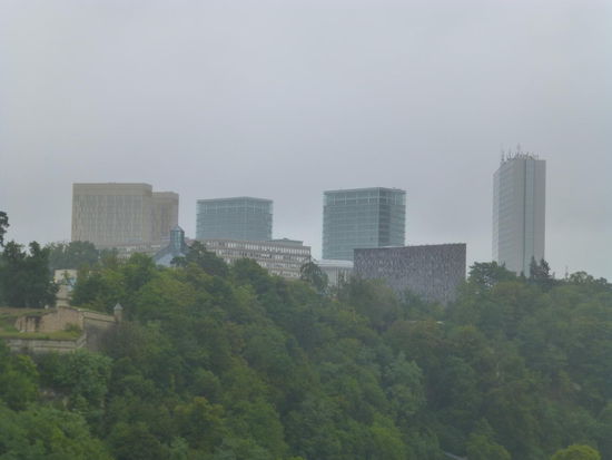 Das Kirchberg-Plateau hatten wir uns irgendwie imposanter vorgestellt. Aber aus der Ferne betrachtet sieht das Herz der Luxemburger Bankenwelt doch eher bescheiden aus 