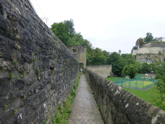 Das "Maierschen" - ein alter Wehrgang bei der Grund-Schleuse. Jogger nutzen die Mittagspause, um einmal eine Runde um die Altstadt zu drehen.