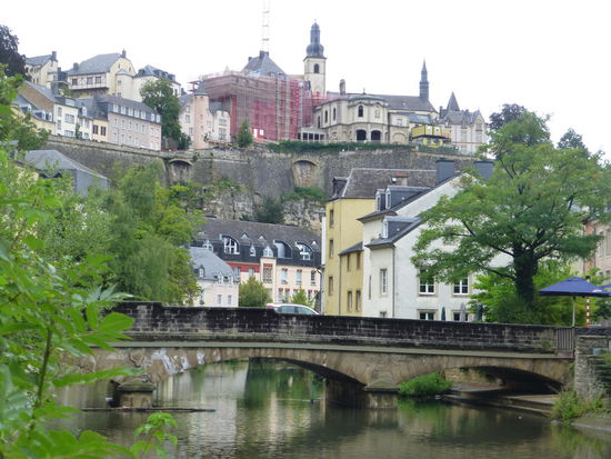 Hier endet unser Rundweg und ein Aufzug bringt uns wieder hinauf und mitten hinein ins Justizviertel