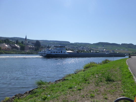 Riesige Pötte verkehren auf der Mosel