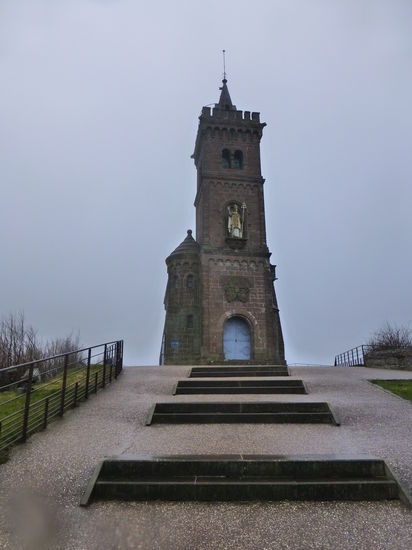 Die Kapelle auf dem Rocher du Dabo, der an diesem Karfreitag von Sturm, Nebelschwaden und Graupelschauern umtost ist.
