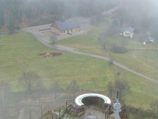Die Aussicht  ist hier oben eher bescheiden und nur gelegentlich tun sich Lücken in den Wolken auf