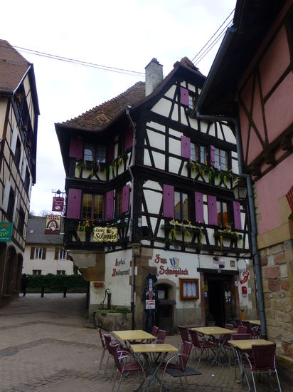 Wohl eines der meist fotografierten Häuser in Obernai. Aber hier kann man in urigem Ambiente auch ganz gut essen.