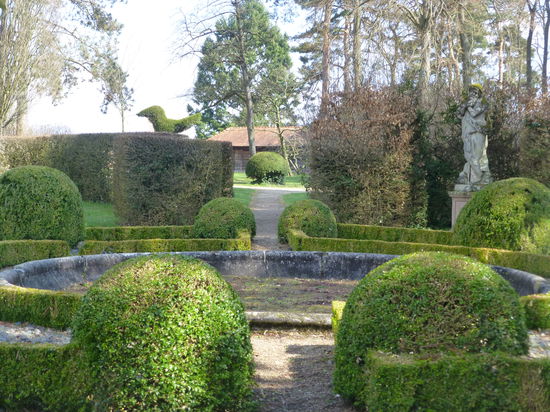 Wunderschön ist der verwunschene Park der Domaine, der gratis für die Öffentlichkeit zugänglich ist