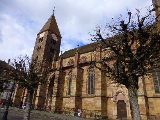 Die dominante St. Peter und Pauls Kirche in Wissembourg