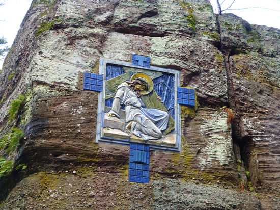 Ein farbenfroher Kreuzweg führt hinunter zur Odilienquelle