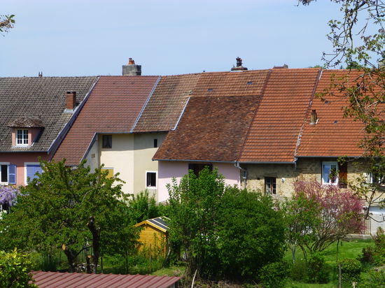 Die Häuser sitzen auf der ehemaligen Stadtmauer von Arbois