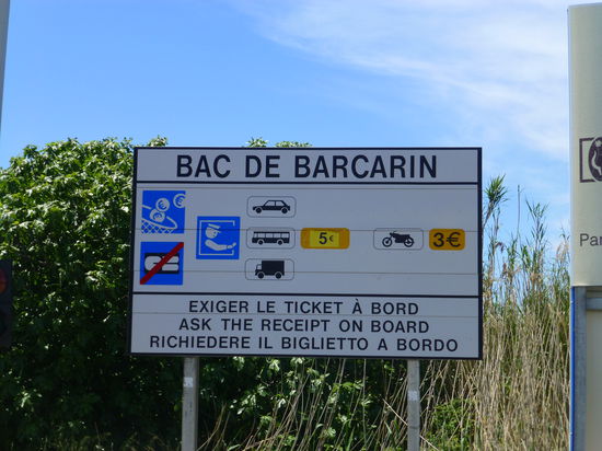 Schön wär's gewesen. Die Fähre ist wegen Wartungsarbeiten außer Betrieb. Hätte man auch schon vor 30 Kilometern anschreiben können.....