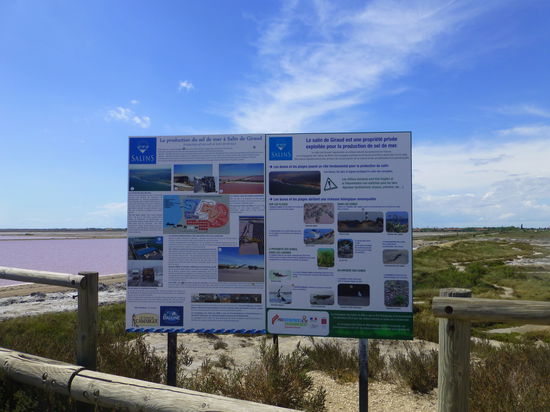 Die Saline von Giraud - eine der größten, wenn nicht gar die größte Salzgewinnungsanlage  Frankreichs. Vor allem Salz für die Industrie (u.a. Streusalz) wird hier gewonnen