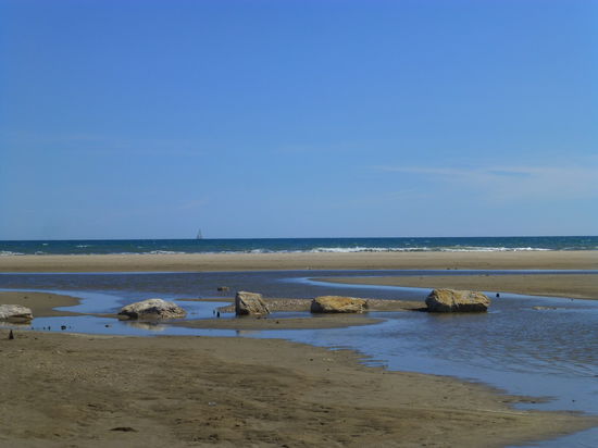 Et voilá - hier fließt die Rhône ins Mittelmeer