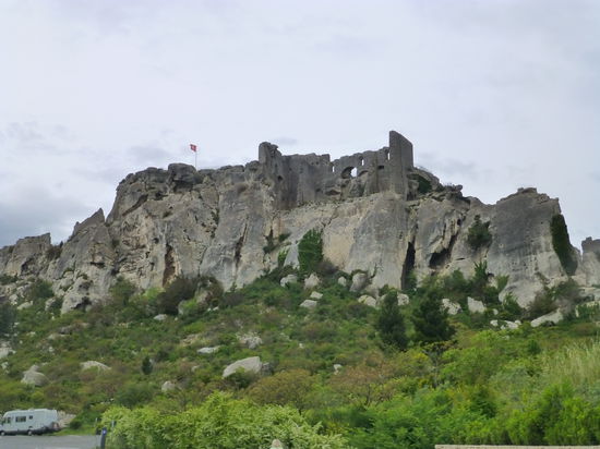 Die Ruine Les Baux-de-Provence thront auf einem Bergkamm der Alpilles