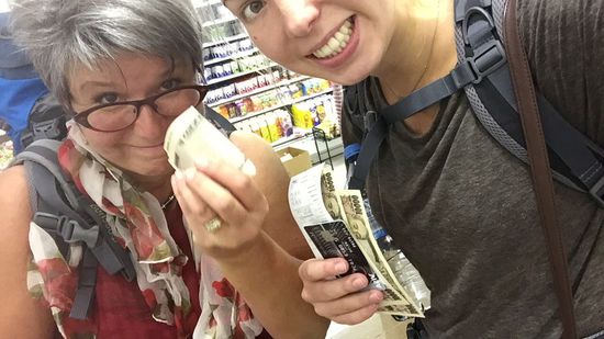 Geschafft - wir haben unsere ersten Yen in der Tasche!