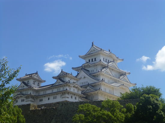 Himeji - wegen der strahlend weißen Fassade auch die "Burg des Silberreihers" genannt.