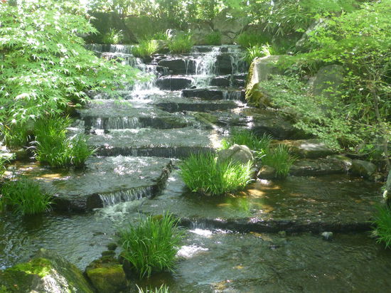 Wasserfälle, Koi-Teiche, akribisch gestutzte Bäume und blühende Sträucher. Der Koko-en ist eine Oase der Ruhe und Harmonie.