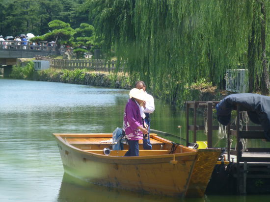 Noch ein paar Eindrücke von der Stadt Himeji. Unter anderem können Kahntouren im Burggraben unternommen werden.