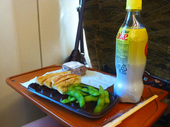 Mittagsimbiss im klimatisierten Abteil des Shinkansen