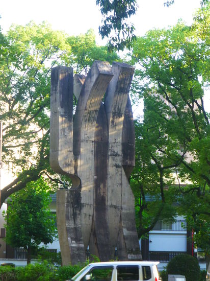 Die Spuren der Vergangenheit sind jedoch überall zu finden. Hier auf dem Boulevard des Friedens, der Heiwa-Odori