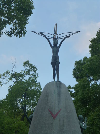 Das Kinderdenkmal nach der Idee von Sadako Sasaki.