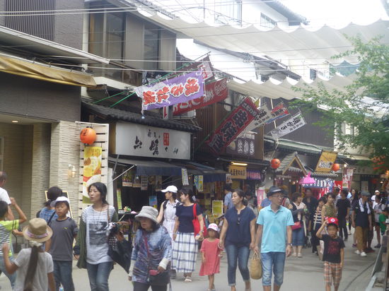 Bummel durch die Gassen mit Souvenir-Shops und Restaurants