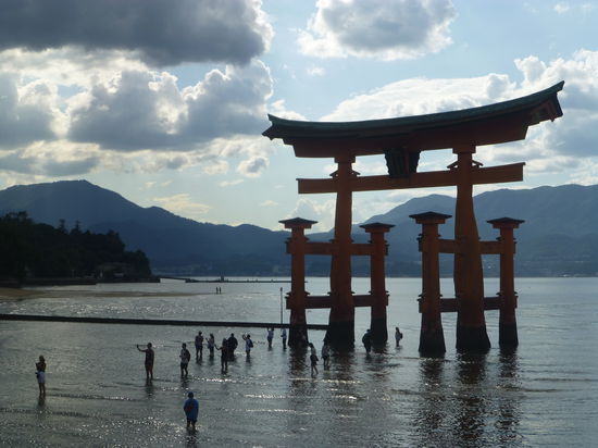 Bei Ebbe lässt sich das schwimmende Torii zu Fuß erkunden