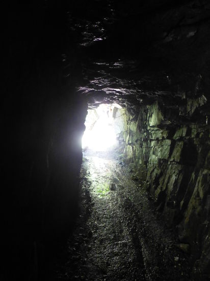 Unser Wanderweg führt uns auch durch diverse Fels-Tunnels