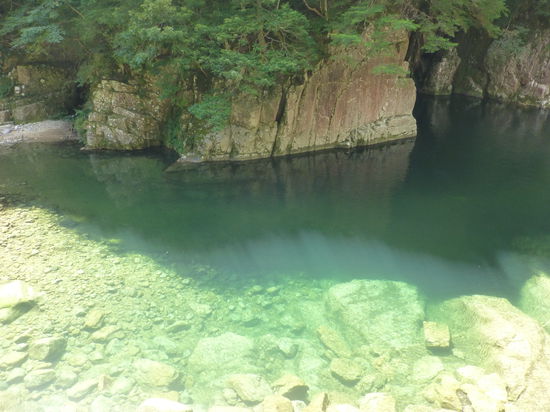 Tiefblaue, aber eiskalte Wasserbecken