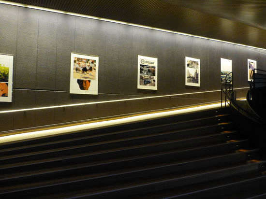 Über einen Wandelgang mit wechselnden Ausstellungen geht es wieder hinunter ins Erdgeschoss