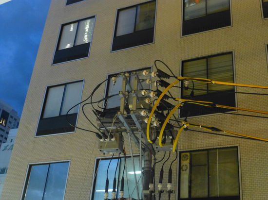 Faszinierend, die Stromversorgung Japans. Neben modernsten Hight-Tech-Gebäuden diese vorsintflutlich anmutenden Installationen