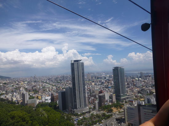 Mit der Seilbahn geht es auf den Hausberg Kobes und in den Kräutergarten Nunobiki Habu-koen. Unterwegs eröffnen sich phantastische Ausblicke auf die Stadt und die Buch von Kobe