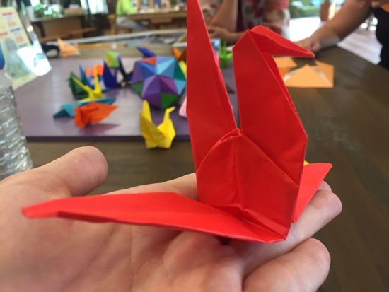 Gar nicht so einfach, die Kunst einen Kranich zu falten.