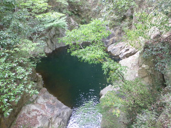 Das Natur-Refugium Nunobiki-Wasserfälle fast mitten in der Stadt Kobe