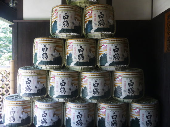 Sake-Fässer im Museum der Hakatsuru-Sakebrauerei