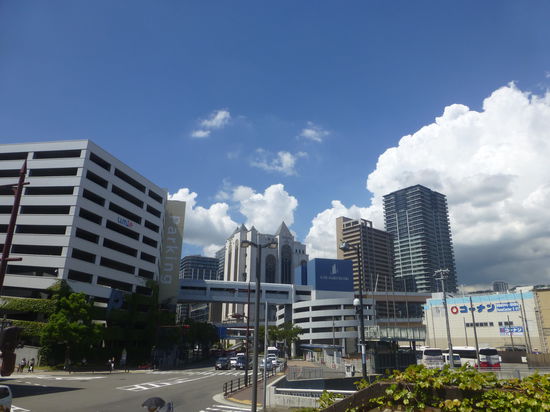 Ein futuristisches Zentrum zum Bummeln, Shoppen, Ausgehen, Amüsieren und gut essen