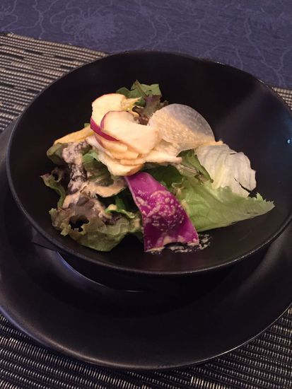 Ein frischer Salat - übrigens eine Seltenheit in Japan. Frisches Obst und Gemüse ist sehr teuer und kommt wohl nur selten auf den Tisch