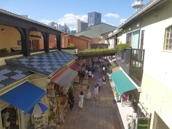Nette Einkaufspassagen im Shoppingzentrum UMIE