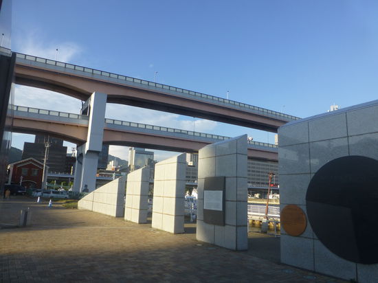 Die doppelstöckige Stadtautobahn Kobes im Hintergrund war stark vom Erdbeben 1995 betroffen.