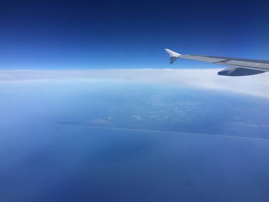 Über den Wolken ist es aber wieder schön und wir können ein paar schöne Ausblicke auf die baltische Küste unter uns erhaschen. Wohl eines der kommenden Reiseziele 