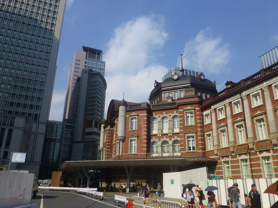 Der Ziegelstein-Bau des Bahnhofsgebäudes erinnert stark an den Bahnhof in Amsterdam
